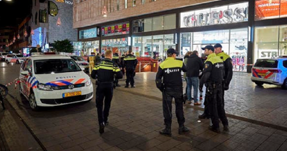 UPDATE-Doi răniţi în Olanda, într-o agresiune cu cuţitul şi un incendiu într-un supermarket în Grote Markt, la Haga; un elicopter al poliţiei caută un suspect ”mare, cu pielea închisă la culoare” şi în vârstă de aproximativ 30 de ani