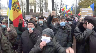 Manifestaţie la Parlament împotriva unor proiecte de lege vizând limitarea puterilor şefului statului, acordarea unui statut special limbii ruse şi ridicarea interzicerii presei ruse în Republica Moldova; Maia Sandu cere alegeri parlamentare anticipate