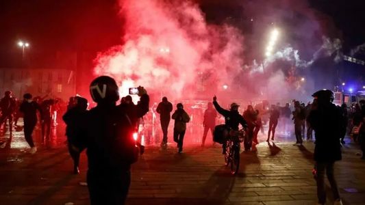 Violenţe la Paris în timpul unui protest faţă de brutalitatea poliţiei. Au fost reţinute 22 de persoane - VIDEO