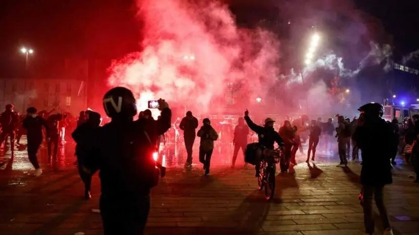 Franţa: 67 de poliţişti şi jandarmi au fost răniţi în timpul manifestaţiilor de sâmbătă. 95 de persoane au fost arestate