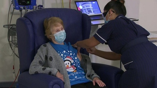 O bunică în vârstă de 90 de ani din Irlanda de Nord, prima persoană din lume căreia i-a fost administrat vaccinul Pfizer/BioNTech anti-Covid în afara testelor