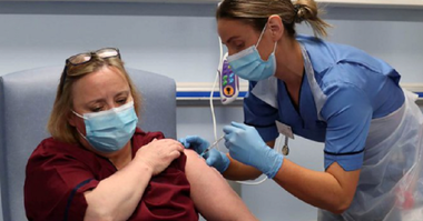 Agenţia britanică a medicamentului MHRA recomandă ca persoanele cu alergii puternice să nu fie vaccinate cu vaccinul împotriva covid-19 Pfizer/BioNTech, după ce doi angajaţi NHS au reacţionat rău în urma primei injecţii