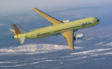 Avionul rus de mediu curier de tip MC-21 efectuează cu succes primul zbor de testare cu un motor rusesc, în urma unor întârzieri cauzate de sancţiuni americane