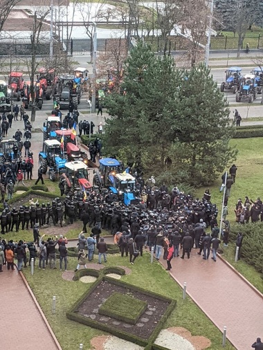 R. Moldova - Proteste ale agricultorilor la Parlament şi ciocniri cu forţele de ordine / Reprezentanţii PAS au anunţat în faţa manifestanţilor depunerea unei moţiuni de cenzură împotriva Guvernului Chicu - FOTO, VIDEO