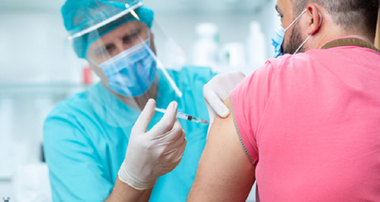 Peste 137.000 de britanici, vaccinaţi cu prima doză a vaccinului împotriva covid-19 Pfizer-BioNTech în prima săptămână a campnaiei de vaccinare
