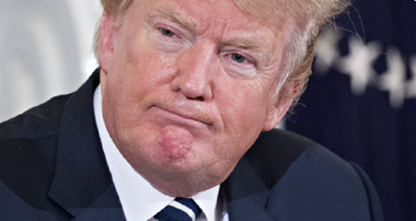 Trump anunţă pe Twitter că vaccinul împotriva covid-19 al Moderna a fost ”autorizat masiv”, iar distribuirea acestuia începe ”imediat”, fără ca FDA să facă vreun anunţ
