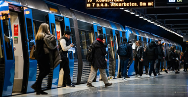 Suedia strânge din nou şurubul în lupta împotriva covid-19 şi recomandă, pentru prima oară, purtarea măştii de protecţie în mijloacele de transport în comun