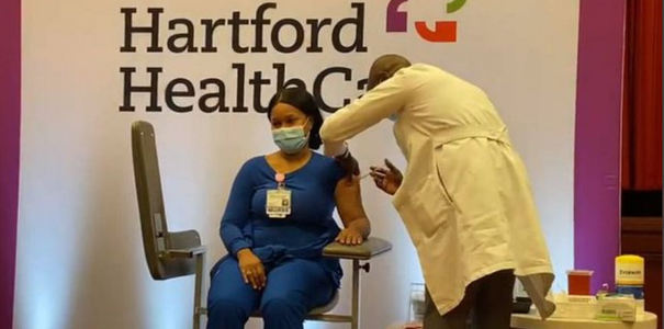 O infirmieră de la terapie intensivă din Connecticut, Mandy Delgado, prima persoană vaccinată cu vaccinul Moderna în SUA