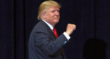 Trump graţiază 15 condamnaţi, inclusiv pe George Papadopoulos şi Alex van der Zwaan din ancheta rusă şi patru din scandalul Blackwater în Irak şi comută pedepsele altor cinci cu mai puţin de o lună înainte să plece de la Casa Albă