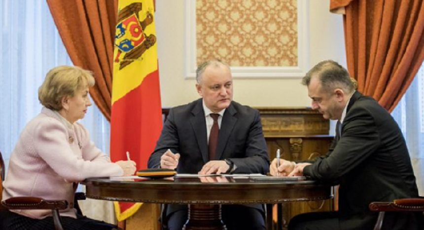 Premierul moldovean Ion Chicu demisionează în vederea deschiderii căii unor alegeri legislative anticipate, înaintea debaterii unei moţiuni de cenzură a Guvernului în Parlament şi cu o zi înainte ca Maia Sandu să fie învestită preşedintă a Republicii Moldova