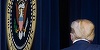 Trump lasă 14 milioane de oameni fără alocaţie de şomaj de sărbători, din cauză că nu promulgă planul relansării economice postcovid; un ”shutdown” poate avea loc marţi, în cazul în care Congresul nu ajunge la un compromis; miliardarul petrece sărbătorile