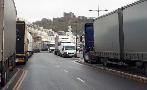 Situaţia traficului TIR-urilor din portul englez Dover către portul francez Calais revine la normal