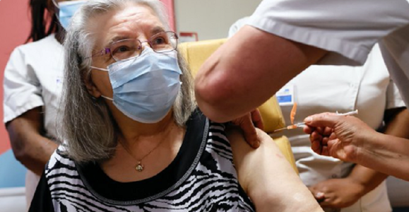O femeie în vârstă de 78 de ani, Mauricette, o fostă menajeră, prima persoană vaccinată împotriva covid-19 în Franţa, la Sevran; o femeie în vârstă de 96 de ani, prima vaccinată în centrul Spaniei