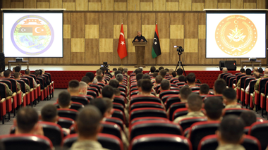 Ministrul turc al Apărării Hulusi Akar îl ameninţă, la Tripoli, pe Khalifa Haftar că va răspunde oricărui atac vizând forţe turce în Libia, după ce mareşalul îndeamnă la ”vânarea ocupantului” turc la marcarea a 69 de ani de la independenţa libiană