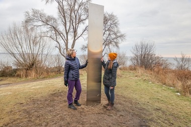 Un misterios monolit din metal, similar celor descoperite în SUA şi Europa, a apărut în Toronto
