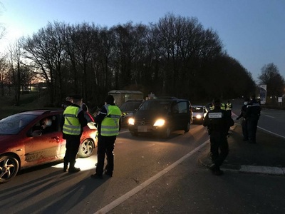 Petrecerea ilegală de Anul Nou din Bretania a continuat. Toate căile de acces pentru vehicule, blocate de poliţie