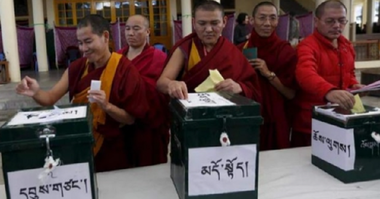 Tibetani în exil aleg succesorul şefului Guvernului în exil Lobsang Sangay