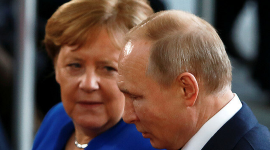 Putin discută cu Merkel despre o posibilă ”producţie comună de vaccinuri” împotriva covid-19
