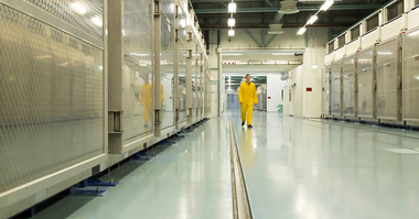 UE, îngrijorată de îmbogăţirea uraniului în Iran, vrea să salveze Acordul de la Viena; Washingtonul denunţă un ”şantaj nuclear”