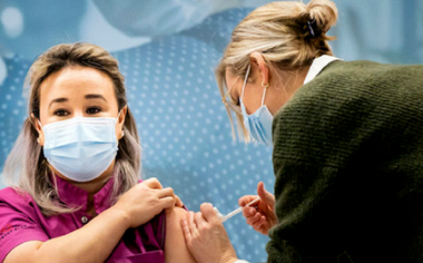 Olanda îşi lansează campania de vaccinare împotriva COVID-19, ultimul stat membru UE care face acest lucru