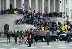 Congresul SUA, reunit pentru a certifica victoria lui Biden - Protestatarii au pătruns în Capitoliu. Mike Pence, evacuat / Mai multe persoane, reţinute, o femeie a fost împuşcată / Forţele de ordine federale au evacuat protestatarii / Reacţiile lui Biden 