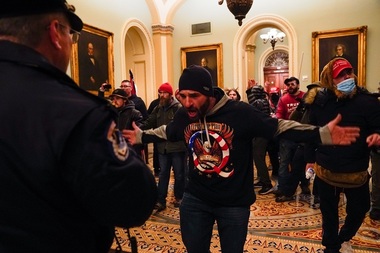 SUA - Protestatarii au pătruns în Capitoliu. Trump le-a cerut demonstranţilor să fie paşnici. Mike Pence a fost evacuat din Capitoliu