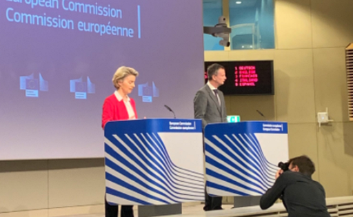 UE încheie un acord cu Pfizer-BioNTech în vederea achiziţionării a 300 de milioane de doze suplimentare de vaccin împotriva covid-19; Portofoliul UE de vaccinuri permite să se obţină ”2,3 miliarde de doze de vaccin”, anunţă von der Leyen