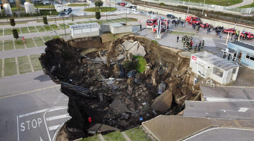 O enormă gaură, de 2000 de metri pătraţi  şi 20 de metri adâncime, se cască la Napoli, în parcarea unui spital care a găzduit o unitate covid-19 în primul val al pandemiei