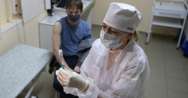 Rusia urmează să testeze clinic o variantă simplificată a vaccinului Sputnik V, cu o singură doză