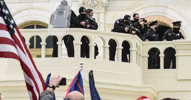 Doi poliţişti din cadrul Poliţiei Capitoliului, suspendaţi din cauza unui presupus rol în ocuparea Congresului de către susţinători ai lui Trump; FBI anchetează alţi 15 poliţişti