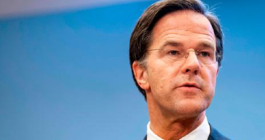 Guvernul Rutte decide dacă demisionează sau nu, după ce este acuzat de Parlament de proasta gestionare a alocaţiilor copiilor timp de zece ani, în care 10.000 de familii au rambursat alocaţii în urma acuzaţii eronate de fraudă, intrând în şomaj, faliment sau divorţând