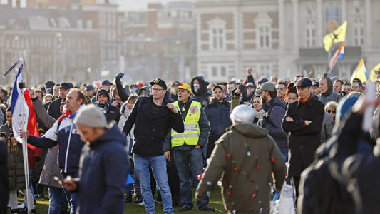 Mii de oameni la o manifestaţie anti-lockdown la Amsterdam. Poliţiştii au folosit un tun cu apă pentru a-i dispersa pe protestatari