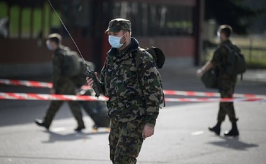 Elveţia inventează ”serviciul militar la distanţă”, ”militarul de canapea”, ironizează presa, în lupta împotriva covid-19