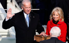 Joe Biden depune jurământul cu mâna pe o biblie de la Douai, iar Kamala Harris pe Biblia primului judecător de culoare de la Curtea Supremă a SUA, Thurgood Marshall