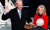 Joe Biden depune jurământul cu mâna pe o biblie de la Douai, iar Kamala Harris pe Biblia primului judecător de culoare de la Curtea Supremă a SUA, Thurgood Marshall
