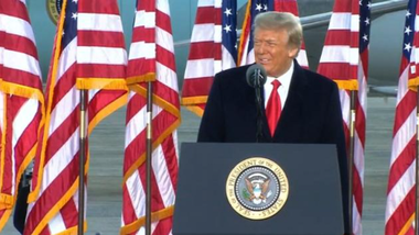 Donald Trump i-a lăsat o scrisoare în Biroul Oval lui Joe Biden; ”Vom reveni într-o formă sau alta”, spune el în ultimul său discurs, la baza militară Andrews
