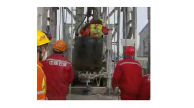 China - Echipele de salvare au scos la suprafaţă 11 dintre minerii blocaţi în subteran de două săptămâni - VIDEO