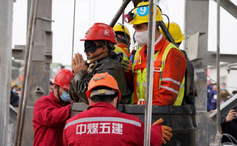 Nouă din 22 de mineri blocaţi în subteran în China, în urma unei explozii la o mină de aur, găsiţi morţi, după salvarea a 11 mineri; un miner, căutat în continuare