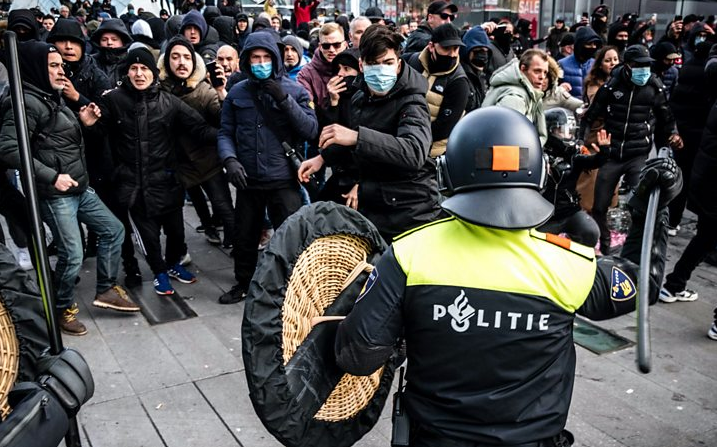 A treia noapte de violenţe în Olanda - Forţele de ordine au făcut mai mult de 150 de arestări