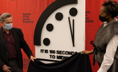 Orologiul apocalipsei rămâne în continuare aproape de miezul nopţii, la  ”fără 100 de secunde”, din cauza ineficienţei gestionării pandemiei covid-19, o dovadă a nepregătirii în faţa ameninţărilor nucleară şi a modificărilor climatice