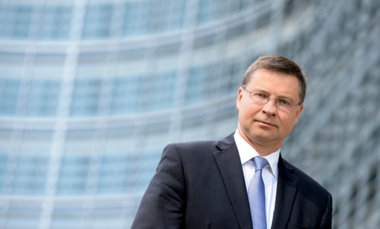 UE adoptă un mecanism de control al exportului de vaccinuri împotriva covid-19 prin care împiedică ieşirea de pe teritoriul său a dozelor de vaccin destinate europenilor, cu ajutorul unei ”autorizări de export” 