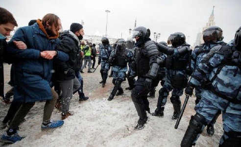 Peste 5.000 de arestări, un record în istoria modernă a Rusiei, la manifestaţiile în susţinerea lui Navalnîi; UE, Canada şi SUA denunţă o folosire ”disproporţionată” a forţei de către poliţie; echipa opozantului cere susţinerea simpatiazanţilor marţi
