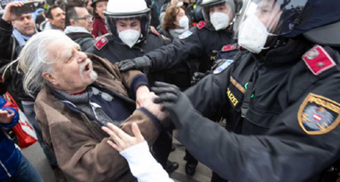 Zece mii de persoane, inclusiv neonazişti, participă la o manifestaţie interzisă a partiduui de extremă dreapta FPÖ, la Viena, împotriva unei interdicţii de circulaţie şi a celei de a treia izolări impuse de Guvern în lupta împotriva covid-19