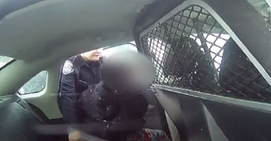 Val de indignare în SUA după ce poliţişti încătuşează şi stropesc cu gaz cu piper, la Rochester, în statul New York, o fată afroamericană în vârstă de nouă ani