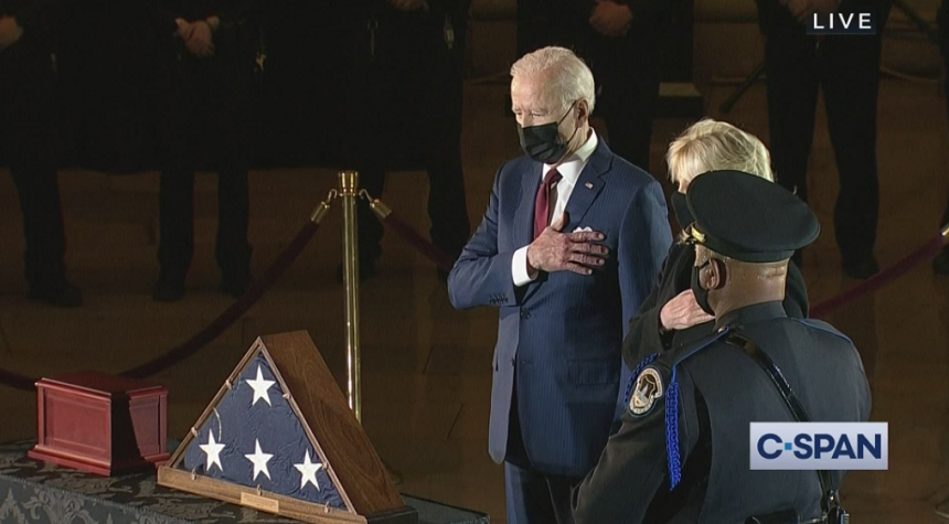 Biden îi aduce un omagiu solemn rar, în Rotonda Capitoliului, poliţistului Brian Sicknick, ucis în asaltul simpatizanţilor lui Trump la Congres