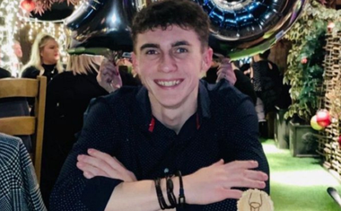 Un adolescent englez, Joseph Flavill, se trezeşte după zece luni din comă, fără să ştie despre pandemia covid-19; el a contractat noul coronavirus de două ori în timp ce se afla în comă