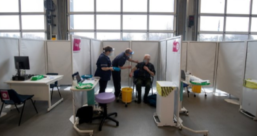 Vaccinul împotriva covid-19 AstraZeneca/Oxford are o ”eficienţă similară” împotriva variantei engleze, anunţă Universitatea Oxford