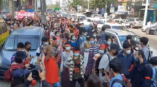 Myanmar - Mii de persoane au protestat la Rangoon, cea mai mare adunare de la lovitura de stat