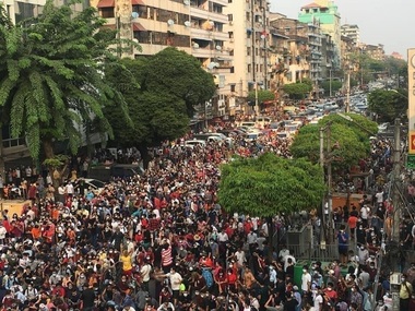 Myanmar - Mii de manifestanţi au ieşit în stradă în Yangon, în ciuda cenzurii şi arestărilor - VIDEO