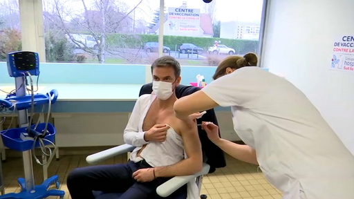 Olivier Véran, primul membru al Guvernului francez vaccinat, în direct, cu vaccinul împotriva covid-19 AstraZeneca 